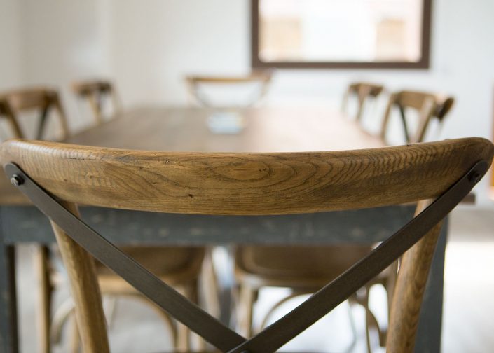 silla de mader y mesa arqutectura